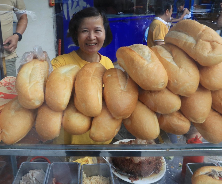 Thủ tướng Australia Anthony Albanese uống bia hơi, ăn bánh mì truyền thống Hà Nội - Ảnh 8.