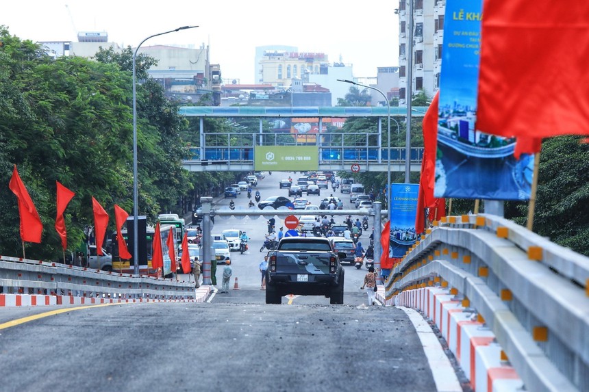 Hà Nội khánh thành cầu vượt tại nút giao Chùa Bộc - Phạm Ngọc Thạch - Ảnh 2.