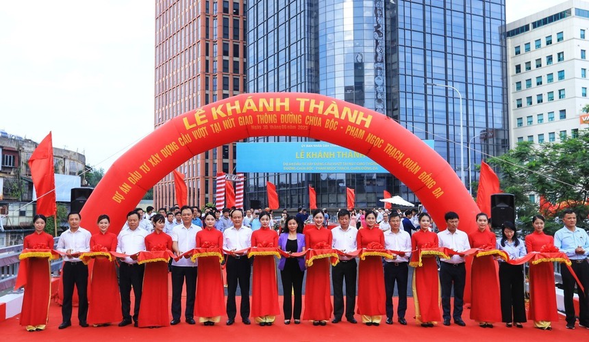 Hà Nội khánh thành cầu vượt tại nút giao Chùa Bộc - Phạm Ngọc Thạch - Ảnh 1.