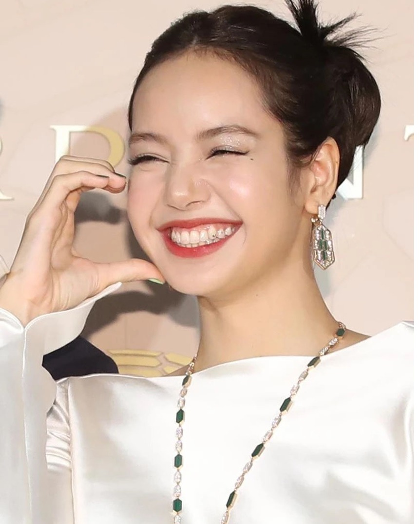 Từ HyunA đến Lisa Blackpink, 'tooth gem' đang trở thành trend trong K-biz - Ảnh 1.