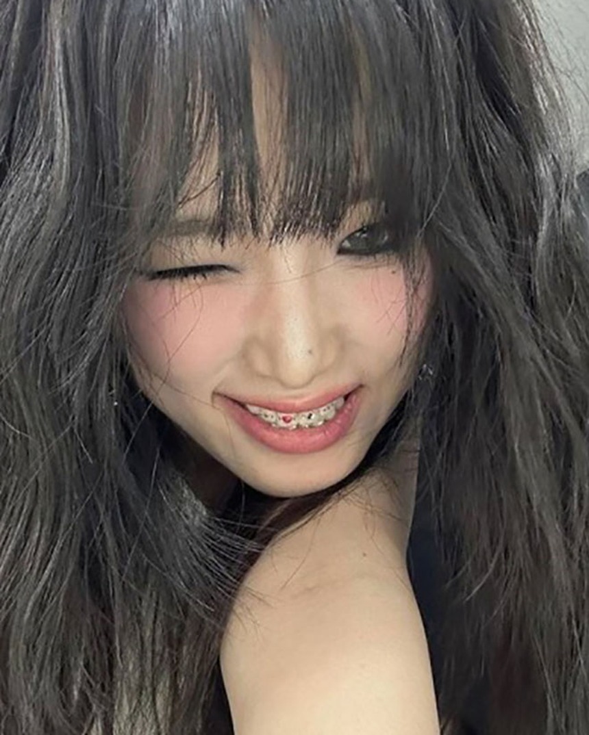 Từ HyunA đến Lisa Blackpink, 'tooth gem' đang trở thành trend trong K-biz - Ảnh 3.