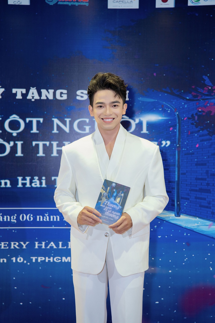 MC Hải Triều ra mắt sách 'Thương một người đã có người thương' - Ảnh 2. MC Hải Triều ra mắt sách 'Thương một người đã có người thương' - Ảnh 2.