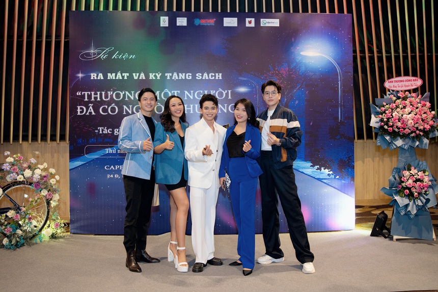 MC Hải Triều ra mắt sách 'Thương một người đã có người thương' - Ảnh 4. MC Hải Triều ra mắt sách 'Thương một người đã có người thương' - Ảnh 4.