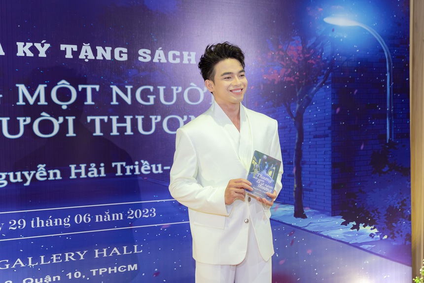 MC Hải Triều ra mắt sách 'Thương một người đã có người thương' - Ảnh 5. MC Hải Triều ra mắt sách 'Thương một người đã có người thương' - Ảnh 5.