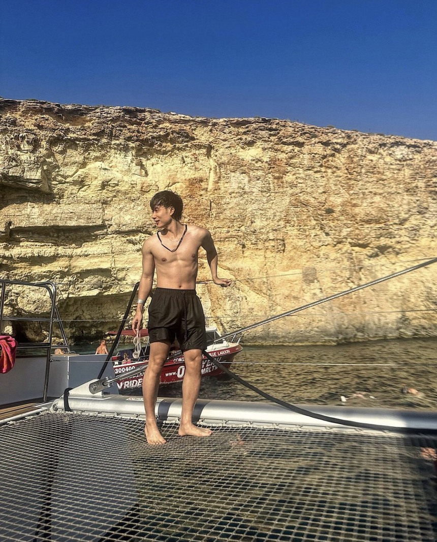 Sao Việt 30/6: Trúc Nhân khoe cơ bụng săn chắc; Vân Dung đăng ảnh hồi còn trẻ cùng hội bạn thân - Ảnh 1.