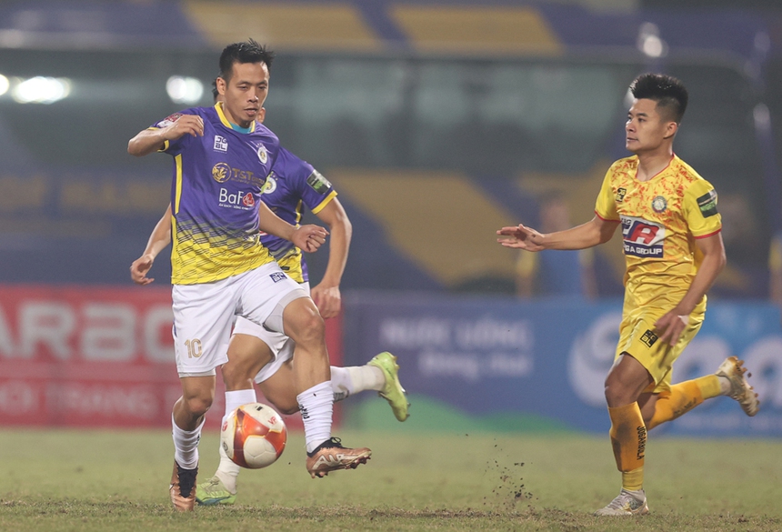 Bóng lăn trong tuần: Bất ngờ của ông Troussier - Ảnh 1.