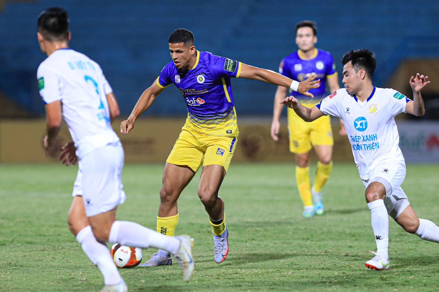 CLB Hà Nội chơi lấn lướt trước Nam Định trong 45 phút đầu trận