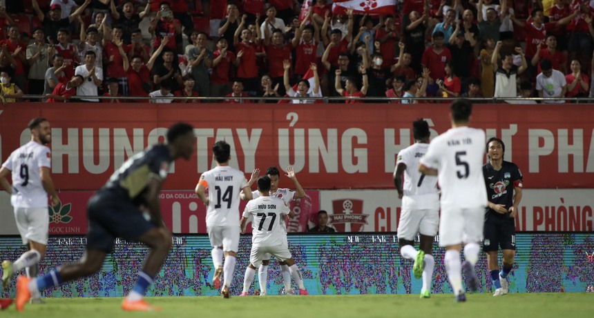 Triệu Việt Hưng ghi bàn vào lưới đội bóng cũ, mở tỉ số trận đấu cho Hải Phòng