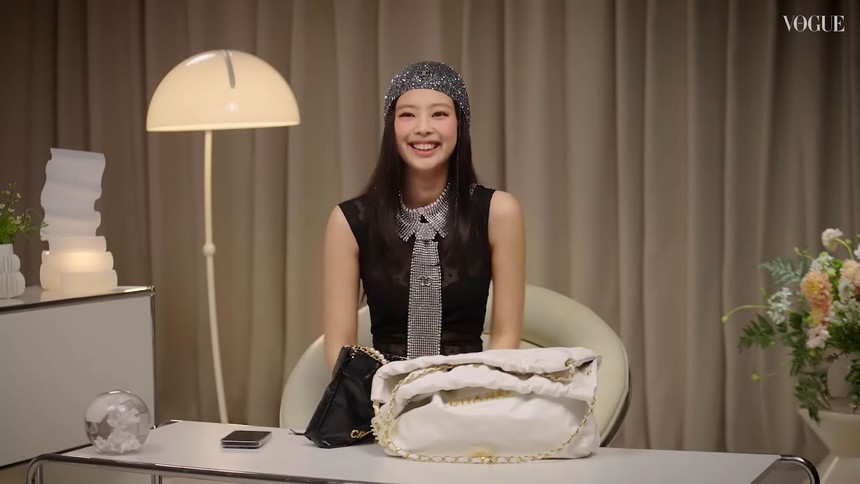 Những món đồ trong túi xách khiến Jennie Blackpink tự nhận như một 'bà mẹ' - Ảnh 1. Những món đồ trong túi xách khiến Jennie Blackpink tự nhận như một 'bà mẹ' - Ảnh 1.