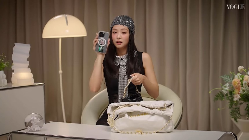 Những món đồ trong túi xách khiến Jennie Blackpink tự nhận như một 'bà mẹ' - Ảnh 2. Những món đồ trong túi xách khiến Jennie Blackpink tự nhận như một 'bà mẹ' - Ảnh 2.