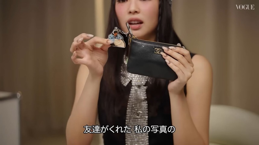 Những món đồ trong túi xách khiến Jennie Blackpink tự nhận như một 'bà mẹ' - Ảnh 11. Những món đồ trong túi xách khiến Jennie Blackpink tự nhận như một 'bà mẹ' - Ảnh 11.