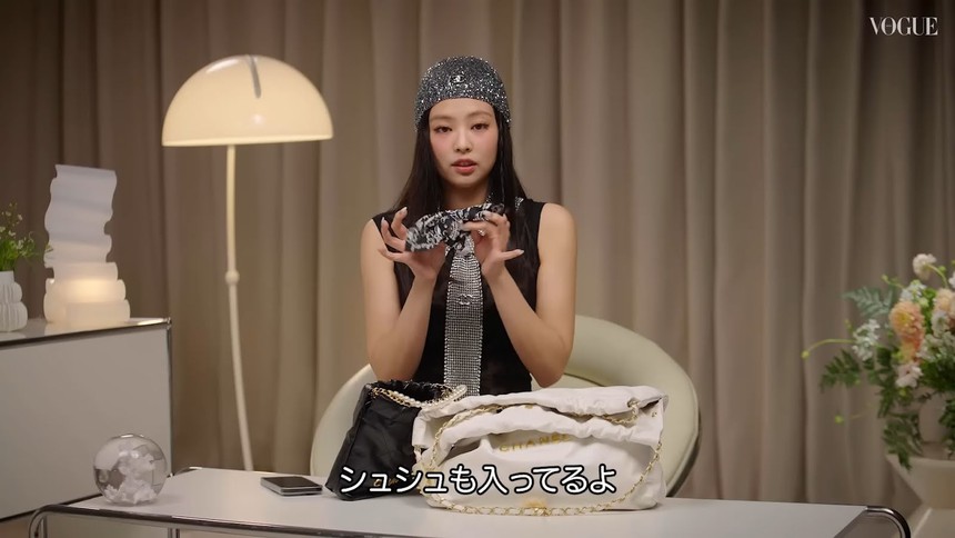 Những món đồ trong túi xách khiến Jennie Blackpink tự nhận như một 'bà mẹ' - Ảnh 3. Những món đồ trong túi xách khiến Jennie Blackpink tự nhận như một 'bà mẹ' - Ảnh 3.