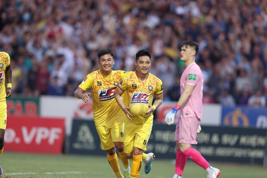 Ngoại binh tỏa sáng, CAHN ngược dòng ngoạn mục trên sân Thanh Hóa - Ảnh 1.