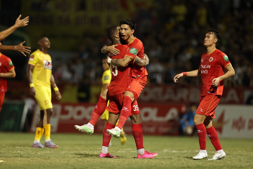 Ngoại binh tỏa sáng, CAHN ngược dòng ngoạn mục trên sân Thanh Hóa - Ảnh 2.