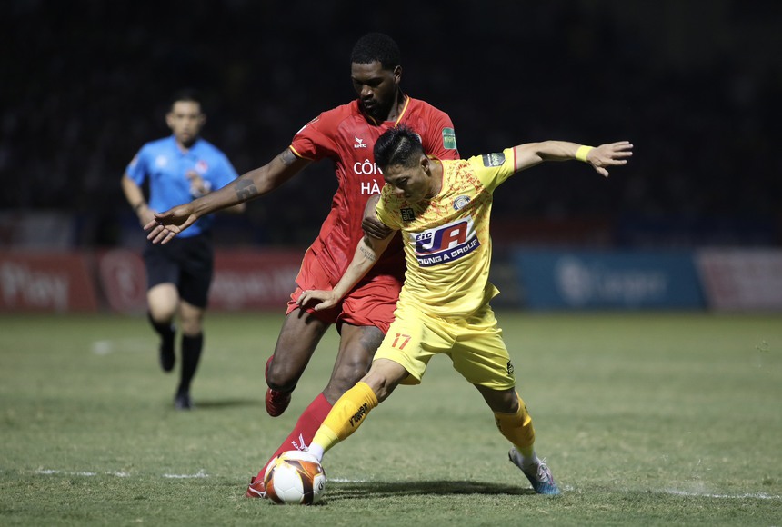 Tân binh tuyển Việt Nam ghi điểm mạnh với HLV Troussier - Ảnh 2.