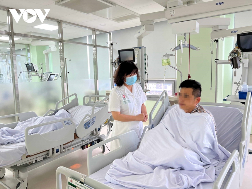 Vụ ngạt khí trong ô tô: Sức khỏe người bố và con gái thứ hai đã ổn định - Ảnh 1.