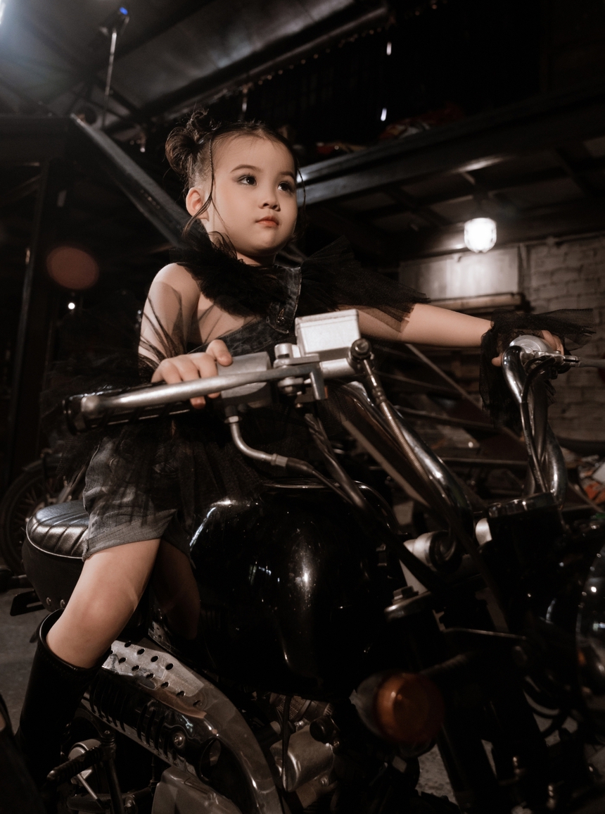 Biểu cảm siêu đáng yêu của mẫu nhí 3 tuổi Chúc An - Ảnh 7.