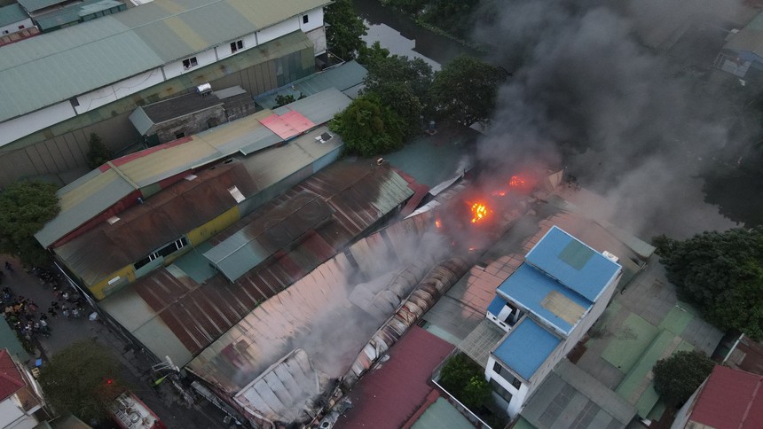 Vụ cháy ga ra ô tô tại quận Nam Từ Liêm, Hà Nội: 8 xe bị hư hỏng - Ảnh 1. Vụ cháy ga ra ô tô tại quận Nam Từ Liêm, Hà Nội: 8 xe bị hư hỏng - Ảnh 1.