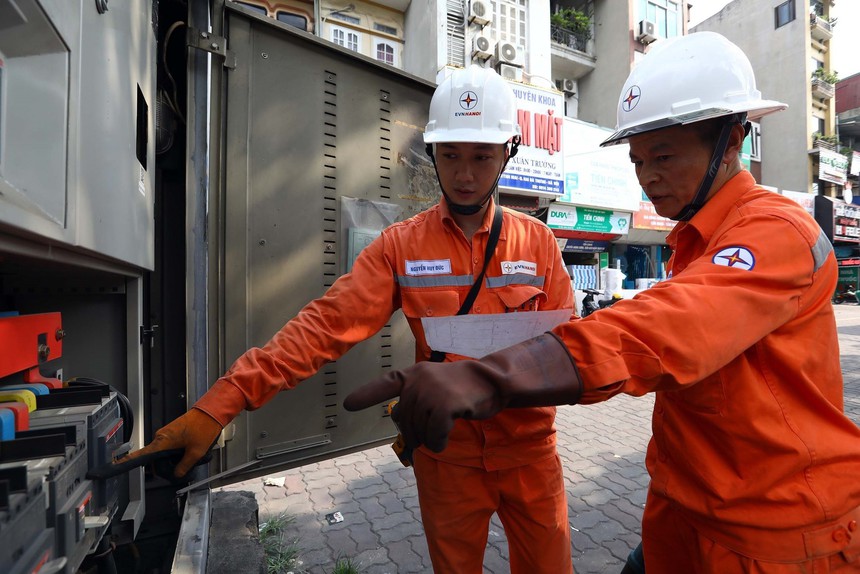EVN yêu cầu các đơn vị thành viên cấp bách tiết kiệm điện - Ảnh 1. EVN yêu cầu các đơn vị thành viên cấp bách tiết kiệm điện - Ảnh 1.