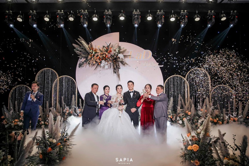 Trước bê bối đăng đàn mắng chồng trên Facebook, quan hệ vợ chồng Bùi Tiến Dũng ra sao? - Ảnh 12.