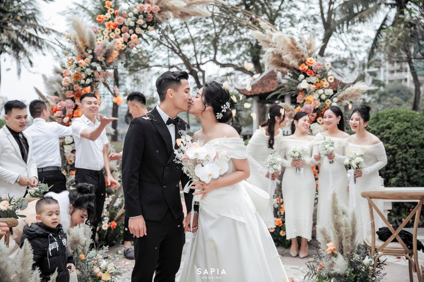 Trước bê bối đăng đàn mắng chồng trên Facebook, quan hệ vợ chồng Bùi Tiến Dũng ra sao? - Ảnh 13.