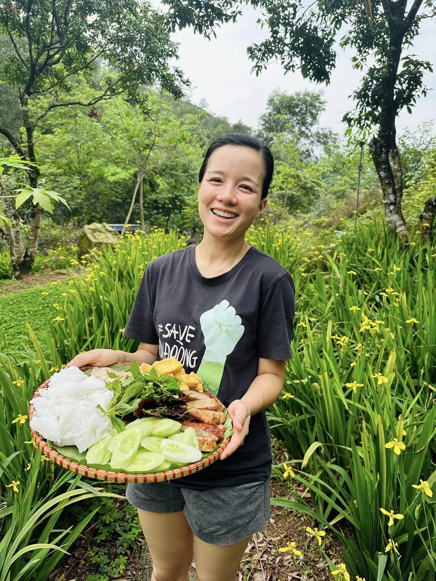 MC 'đông con' Minh Trang: Thích để mặt mộc, bỏ phố về rừng - Ảnh 2. MC 'đông con' Minh Trang: Thích để mặt mộc, bỏ phố về rừng - Ảnh 2.