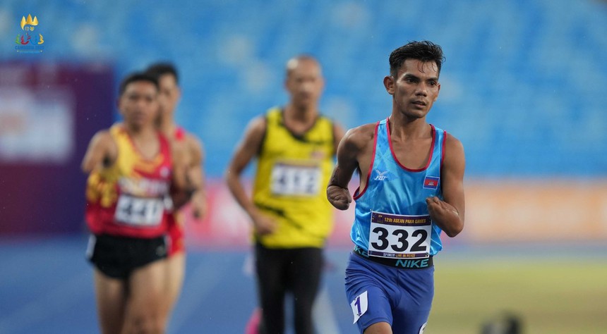 Con trai VĐV khuyết tật vừa khóc vừa cổ vũ cha mình ở Para Games và cái kết đầy xúc động khiến trái tim khán giả ‘tan chảy’   - Ảnh 2.