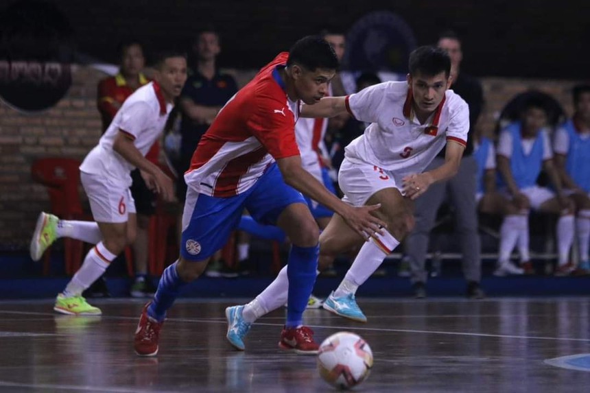 Futsal Việt Nam dàn xếp đá phạt siêu hạng khiến hàng thủ Paraguay bó tay - Ảnh 3. Futsal Việt Nam dàn xếp đá phạt siêu hạng khiến hàng thủ Paraguay bó tay - Ảnh 3.