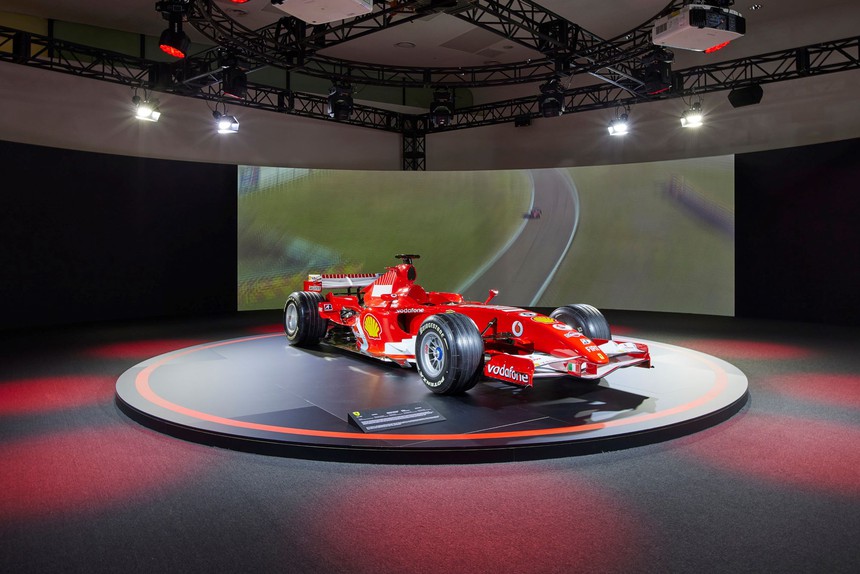 Theo khách Việt vào triển lãm siêu xe - Ảnh 1.