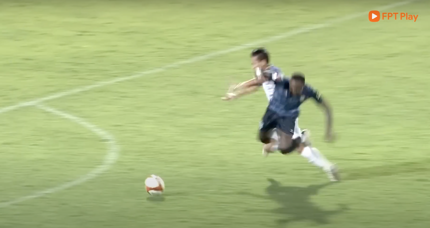 HLV Vũ Tiến Thành lại ca thán trọng tài, VAR sẽ sớm đến V-League - Ảnh 2. HLV Vũ Tiến Thành lại ca thán trọng tài, VAR sẽ sớm đến V-League - Ảnh 2.