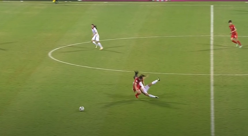 Thanh Nhã chạy như cơn lốc khiến cầu thủ Trung Quốc và Thái Lan phải phạm lỗi, dính thẻ phạt để ngăn chặn - Ảnh 4.