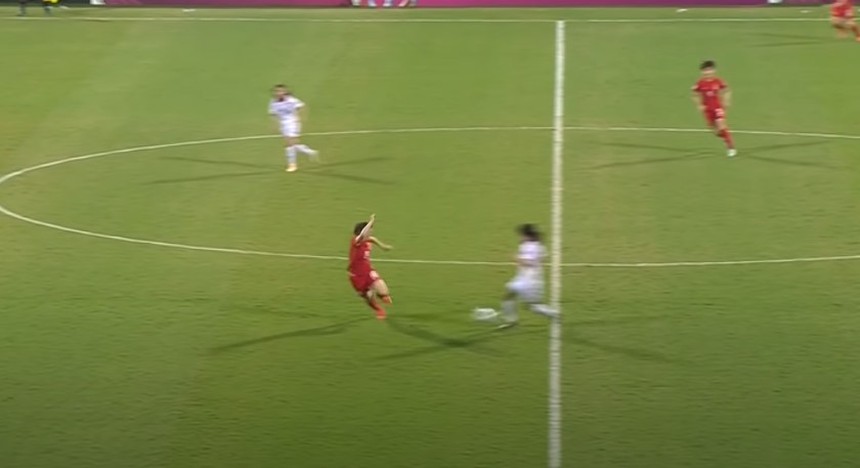 Thanh Nhã chạy như cơn lốc khiến cầu thủ Trung Quốc và Thái Lan phải phạm lỗi, dính thẻ phạt để ngăn chặn - Ảnh 3.