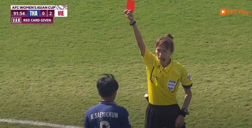 Thanh Nhã chạy như cơn lốc khiến cầu thủ Trung Quốc và Thái Lan phải phạm lỗi, dính thẻ phạt để ngăn chặn - Ảnh 7.
