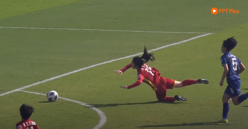 Thanh Nhã chạy như cơn lốc khiến cầu thủ Trung Quốc và Thái Lan phải phạm lỗi, dính thẻ phạt để ngăn chặn - Ảnh 6.
