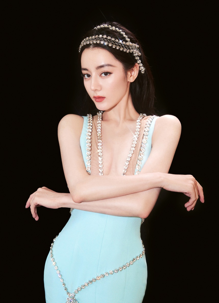 Tình thế khó xử của Địch Lệ Nhiệt Ba: Chỉ nổi nhờ nhan sắc, phim rating chạm đáy - Ảnh 8.