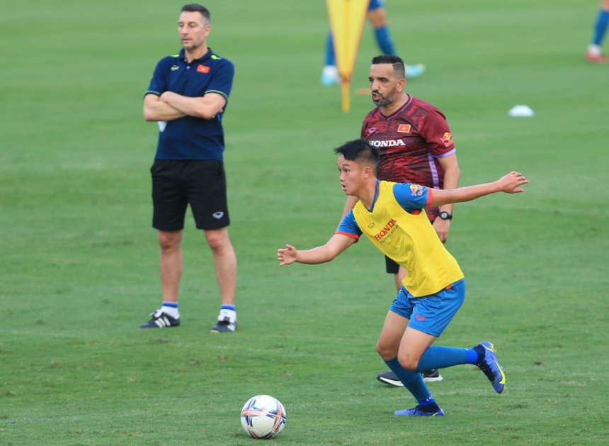 'Ngắm giò' siêu tân binh của U23 Việt Nam, đẳng cấp Việt kiều được đích thân HLV Troussier triệu tập - Ảnh 3. 'Ngắm giò' siêu tân binh của U23 Việt Nam, đẳng cấp Việt kiều được đích thân HLV Troussier triệu tập - Ảnh 3.