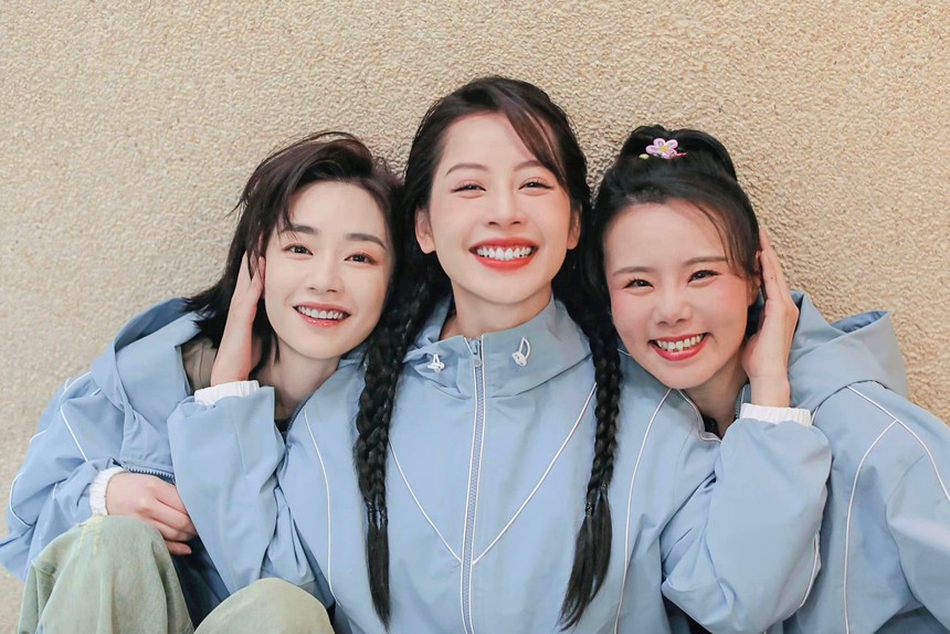 Chi Pu khoe quà sinh nhật sớm từ 2 tỷ tỷ team ‘Rosemary’ - Ảnh 2. Chi Pu khoe quà sinh nhật sớm từ 2 tỷ tỷ team ‘Rosemary’ - Ảnh 2.