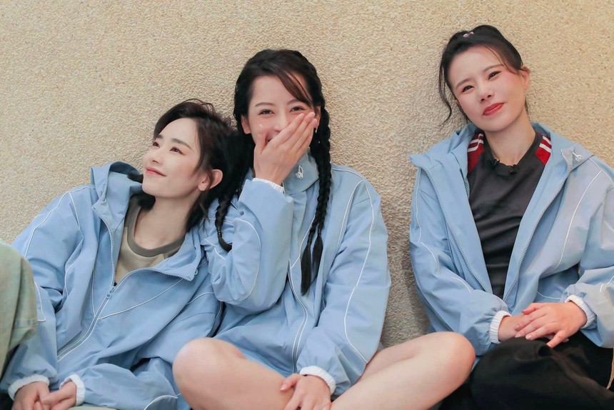 Chi Pu khoe quà sinh nhật sớm từ 2 tỷ tỷ team ‘Rosemary’ - Ảnh 1. Chi Pu khoe quà sinh nhật sớm từ 2 tỷ tỷ team ‘Rosemary’ - Ảnh 1.