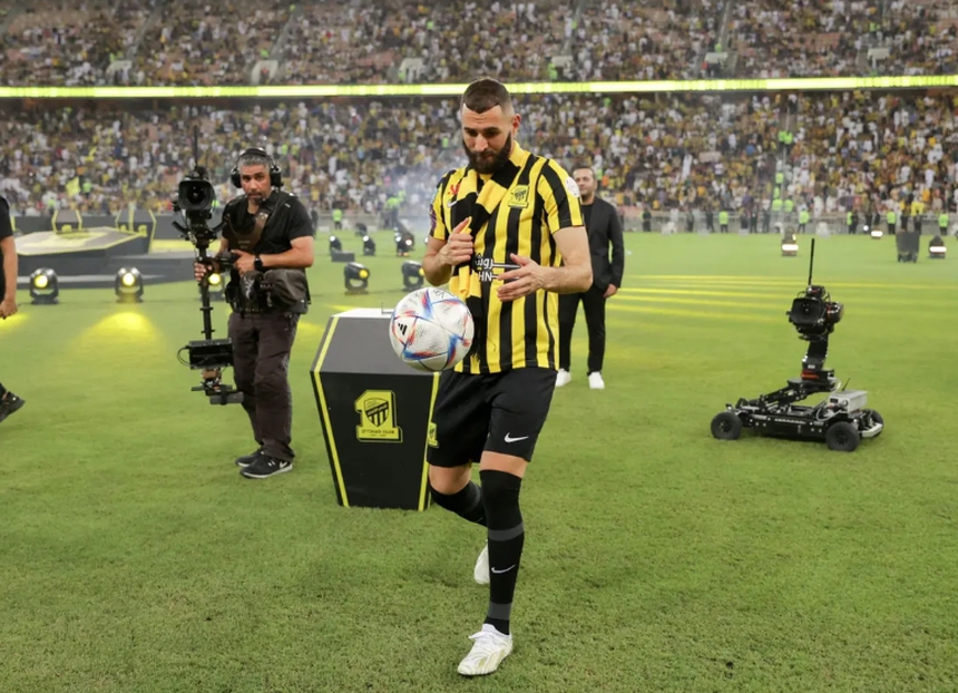 Benzema phấn khích trước 60.000 fan trong lễ ra mắt hoành tráng không kém gì Ronaldo và Messi - Ảnh 7. Benzema phấn khích trước 60.000 fan trong lễ ra mắt hoành tráng không kém gì Ronaldo và Messi - Ảnh 7.