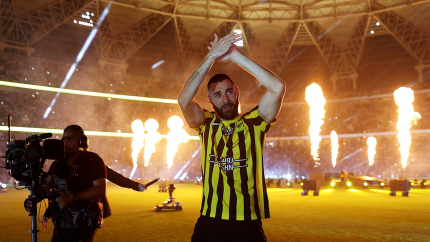 Benzema phấn khích trước 60.000 fan trong lễ ra mắt hoành tráng không kém gì Ronaldo và Messi - Ảnh 4. Benzema phấn khích trước 60.000 fan trong lễ ra mắt hoành tráng không kém gì Ronaldo và Messi - Ảnh 4.