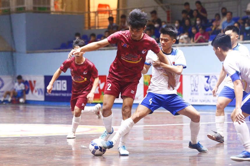 Đại học Tây Nguyên và Đại học Đà Lạt tranh "ngai Vàng" ở giải futsal Tây Nguyên  - Ảnh 1.