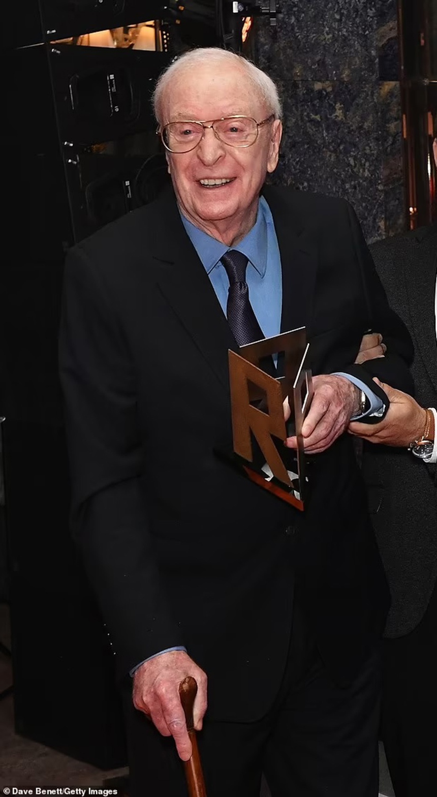 'Người Mỹ trầm lặng' Michael Caine tung tiểu thuyết kinh dị đầu tay ở tuổi 90 - Ảnh 4.