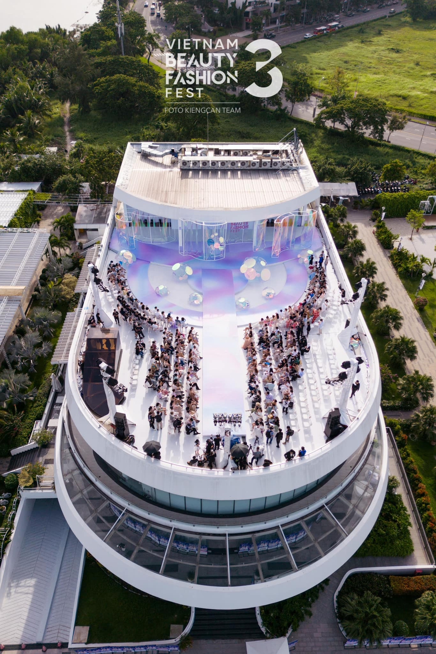 Show thời trang trên tầng thượng của đạo diễn Hoàng Nhật Nam - Ảnh 1.