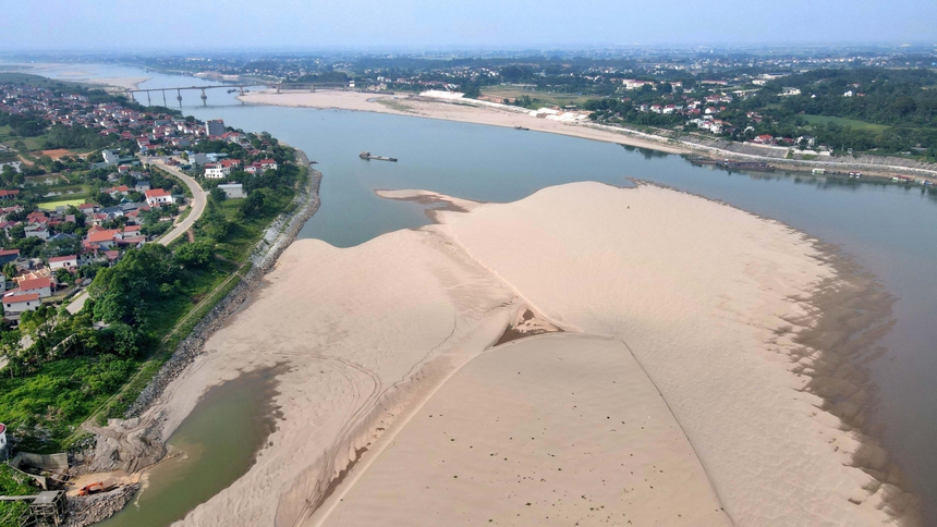 Sông Đà cạn nước kỷ lục ảnh hưởng đến đời sống người dân - Ảnh 1. Sông Đà cạn nước kỷ lục ảnh hưởng đến đời sống người dân - Ảnh 1.