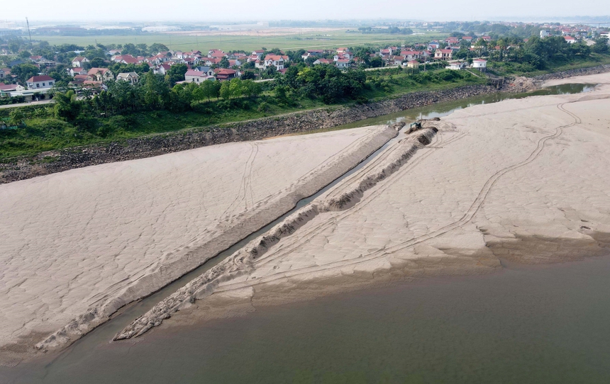 Sông Đà cạn nước kỷ lục ảnh hưởng đến đời sống người dân - Ảnh 2. Sông Đà cạn nước kỷ lục ảnh hưởng đến đời sống người dân - Ảnh 2.