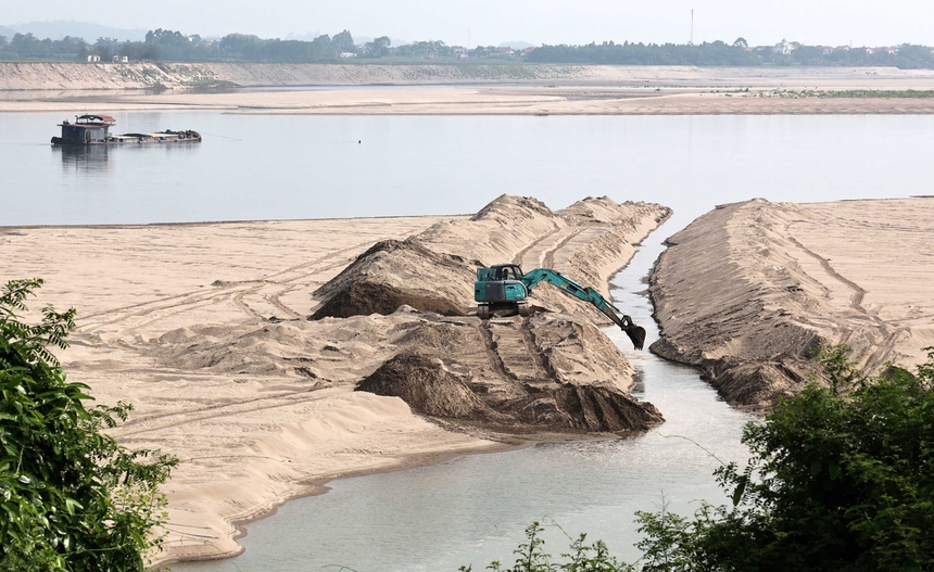 Sông Đà cạn nước kỷ lục ảnh hưởng đến đời sống người dân - Ảnh 3. Sông Đà cạn nước kỷ lục ảnh hưởng đến đời sống người dân - Ảnh 3.