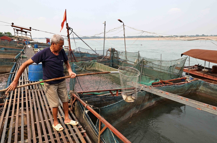 Sông Đà cạn nước kỷ lục ảnh hưởng đến đời sống người dân - Ảnh 6. Sông Đà cạn nước kỷ lục ảnh hưởng đến đời sống người dân - Ảnh 6.