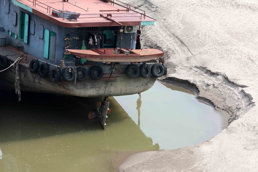 Sông Đà cạn nước kỷ lục ảnh hưởng đến đời sống người dân - Ảnh 10. Sông Đà cạn nước kỷ lục ảnh hưởng đến đời sống người dân - Ảnh 10.