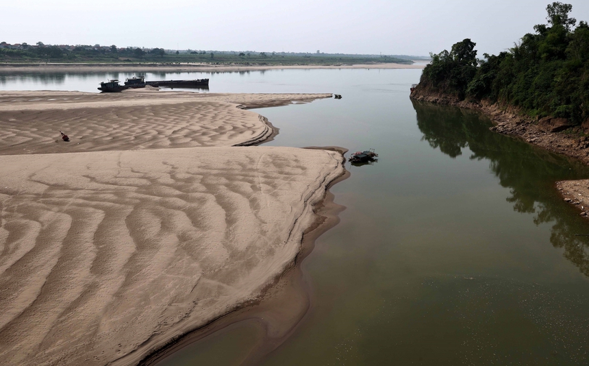 Sông Đà cạn nước kỷ lục ảnh hưởng đến đời sống người dân - Ảnh 7. Sông Đà cạn nước kỷ lục ảnh hưởng đến đời sống người dân - Ảnh 7.