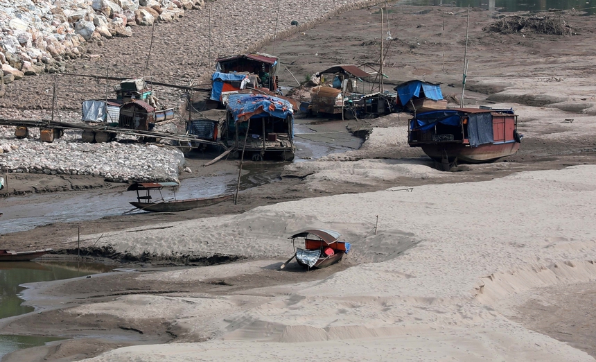 Sông Đà cạn nước kỷ lục ảnh hưởng đến đời sống người dân - Ảnh 8. Sông Đà cạn nước kỷ lục ảnh hưởng đến đời sống người dân - Ảnh 8.